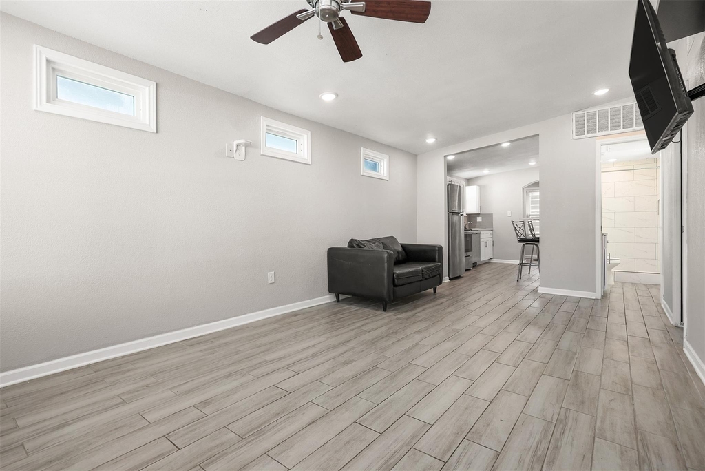 1028 Avenue K - Photo 6