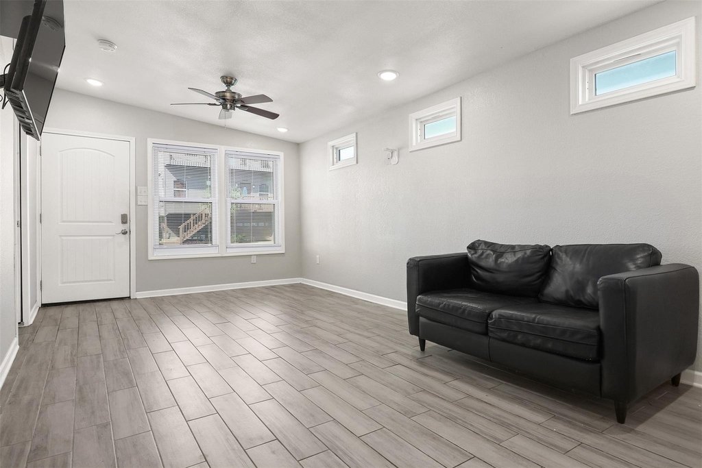 1028 Avenue K - Photo 5