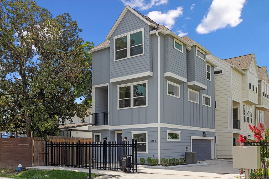 835 Elkhart Street - Photo 2