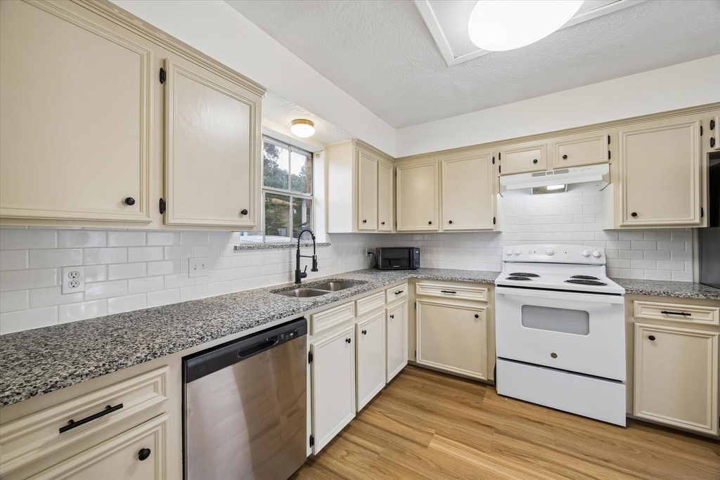 1600 Hazelwood Street - Photo 0