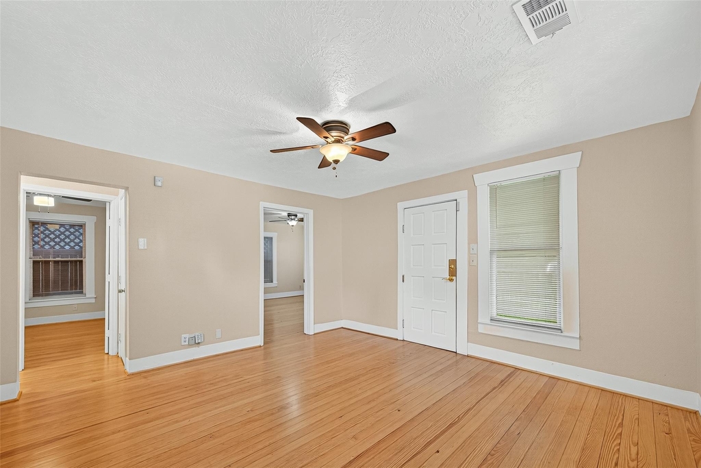 5122 Larkin Street - Photo 3