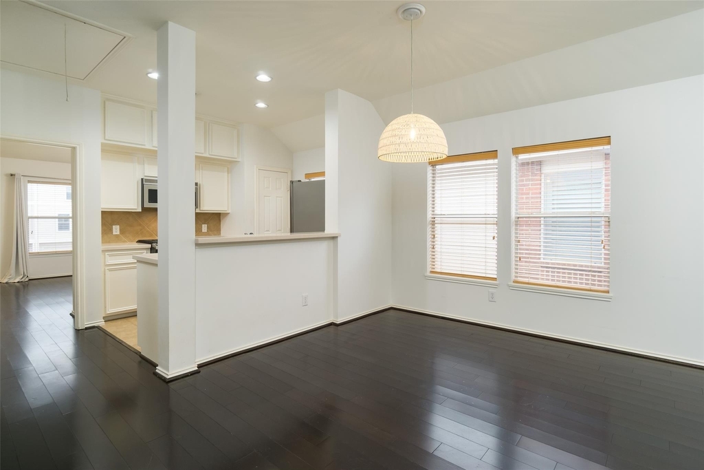 910 W Heights Hollow Lane - Photo 2