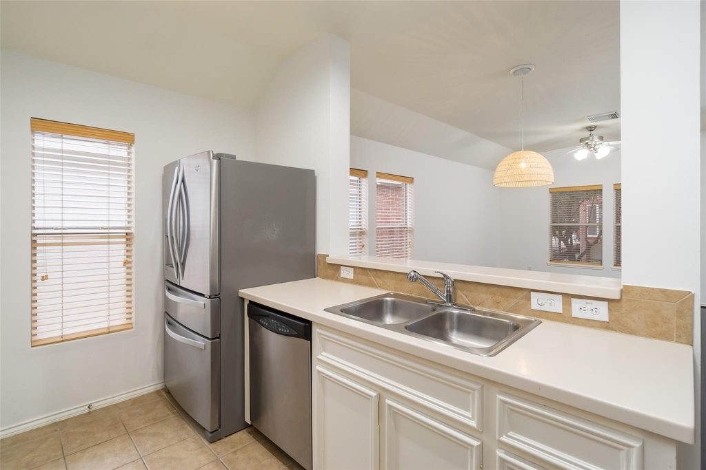 910 W Heights Hollow Lane - Photo 5