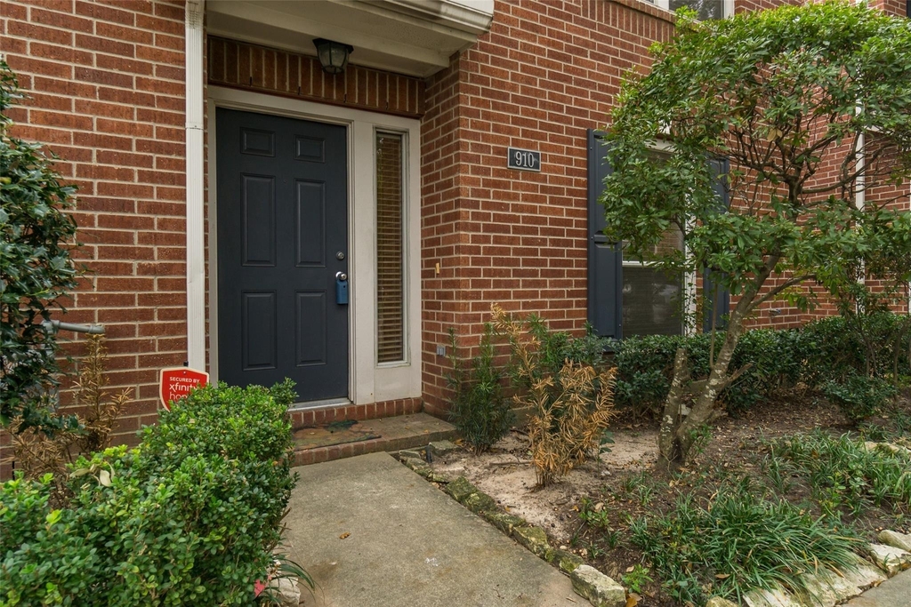 910 W Heights Hollow Lane - Photo 1