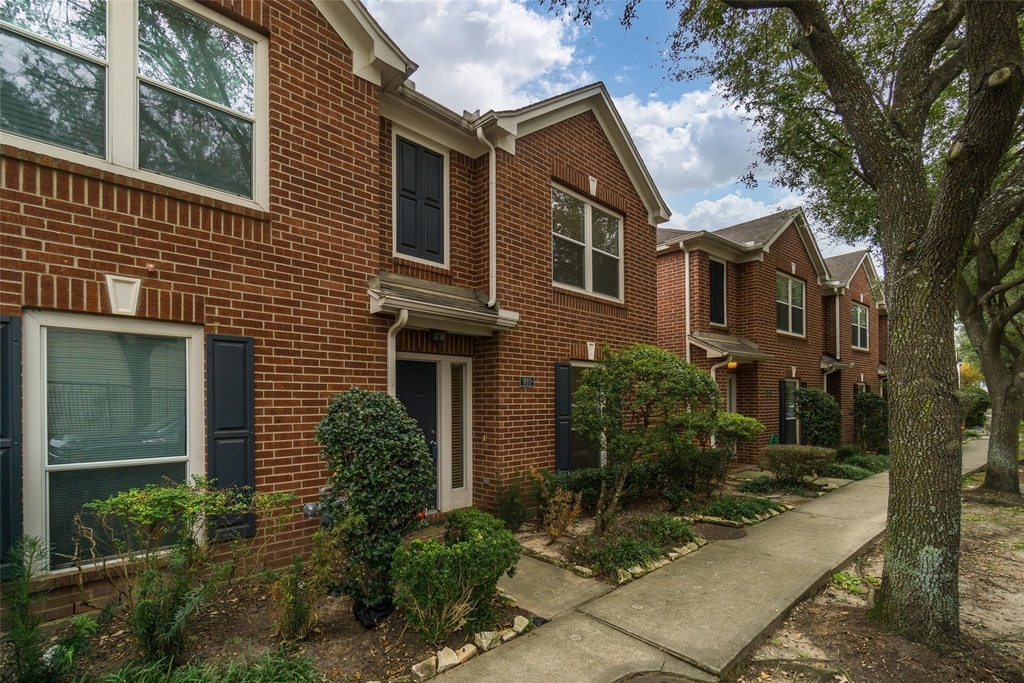 910 W Heights Hollow Lane - Photo 0