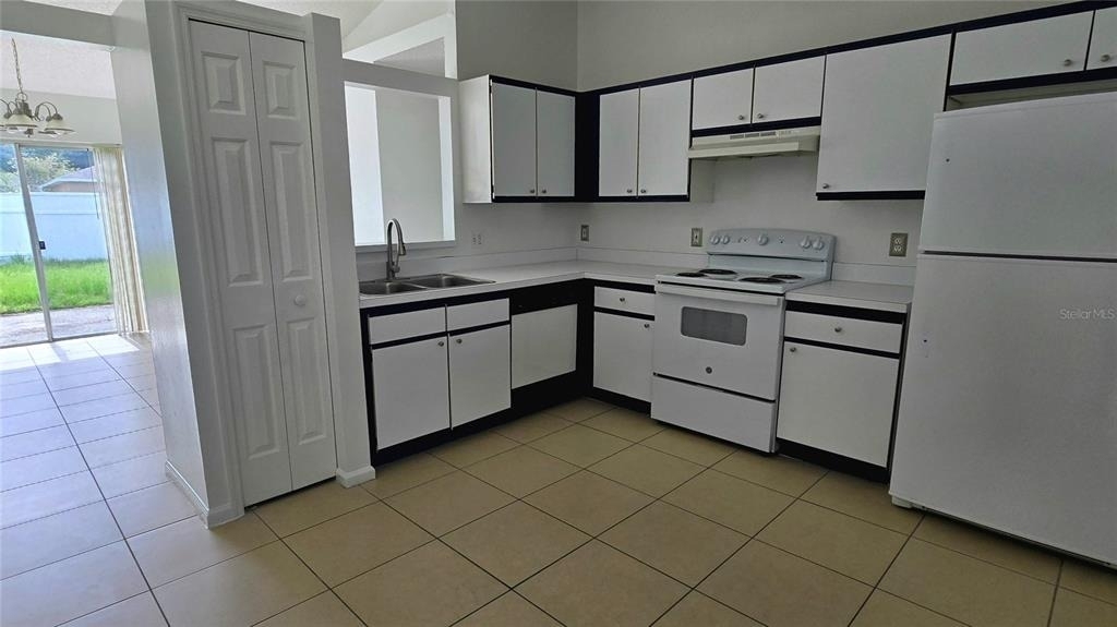 5100 Heatherstone Drive - Photo 1