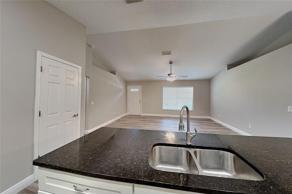 1320 W Emerson Place - Photo 3