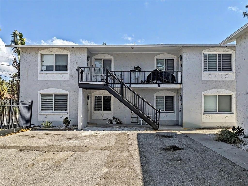 1092 Cocoanut Avenue - Photo 1