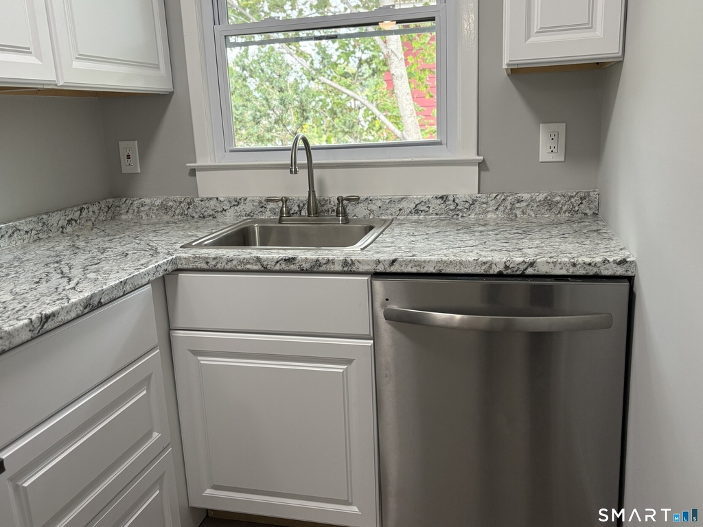 429 Thompson Avenue - Photo 6