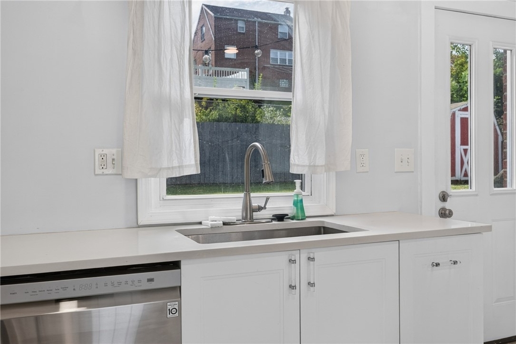 1542 Hawthorne St - Photo 13