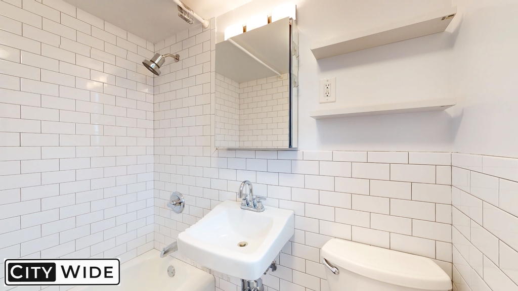 30 Charlton Street - Photo 2