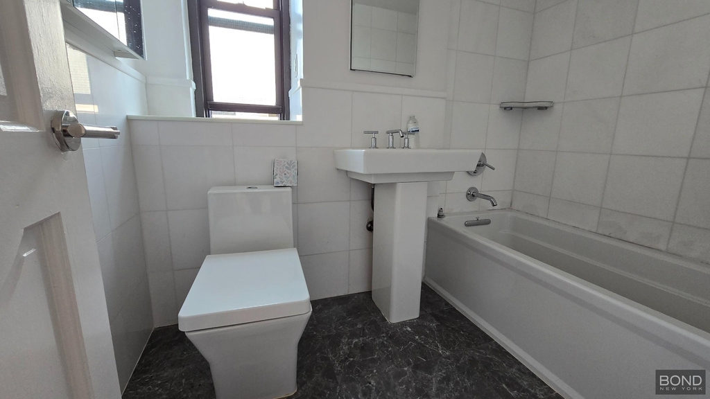 East 86th Street - Photo 15