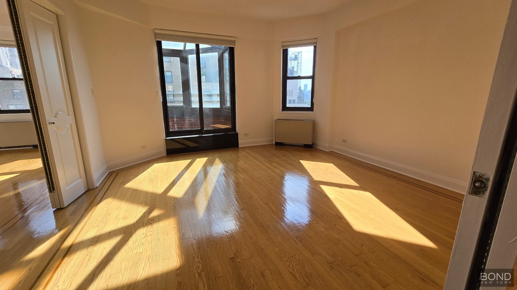 East 86th Street - Photo 8
