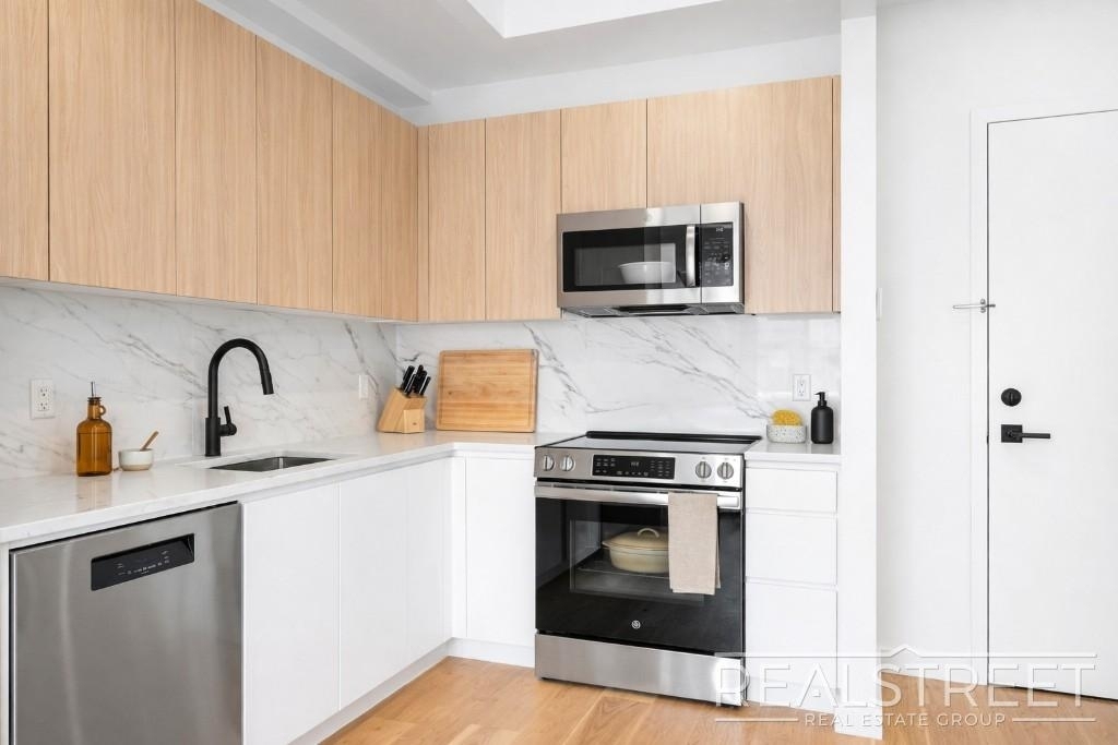 105 Rogers Avenue - Photo 2
