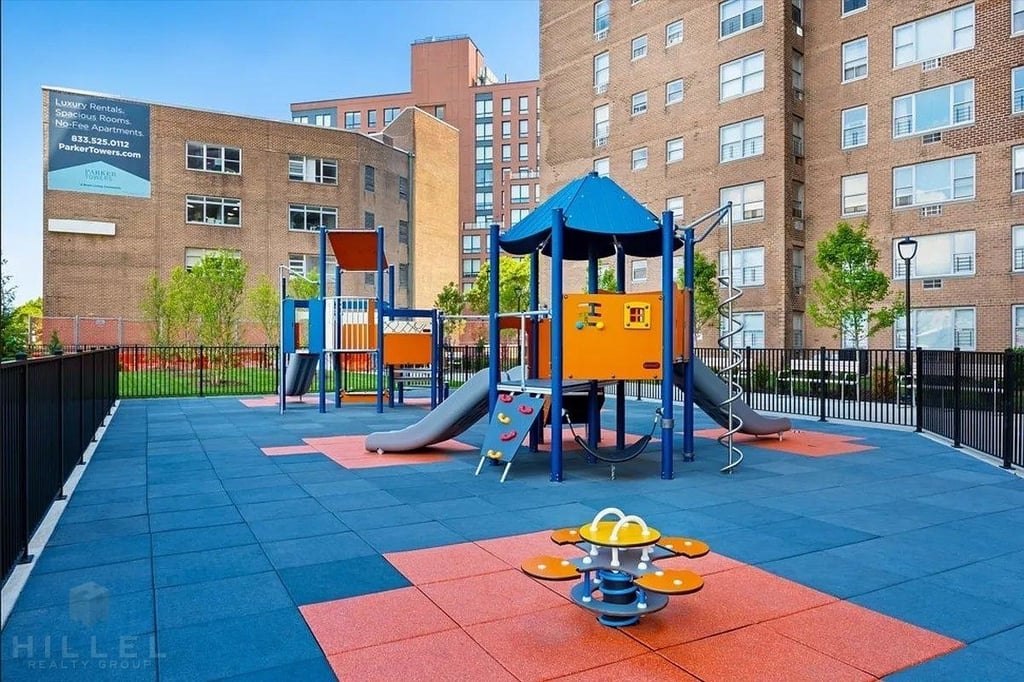 Queens Blvd - Photo 12