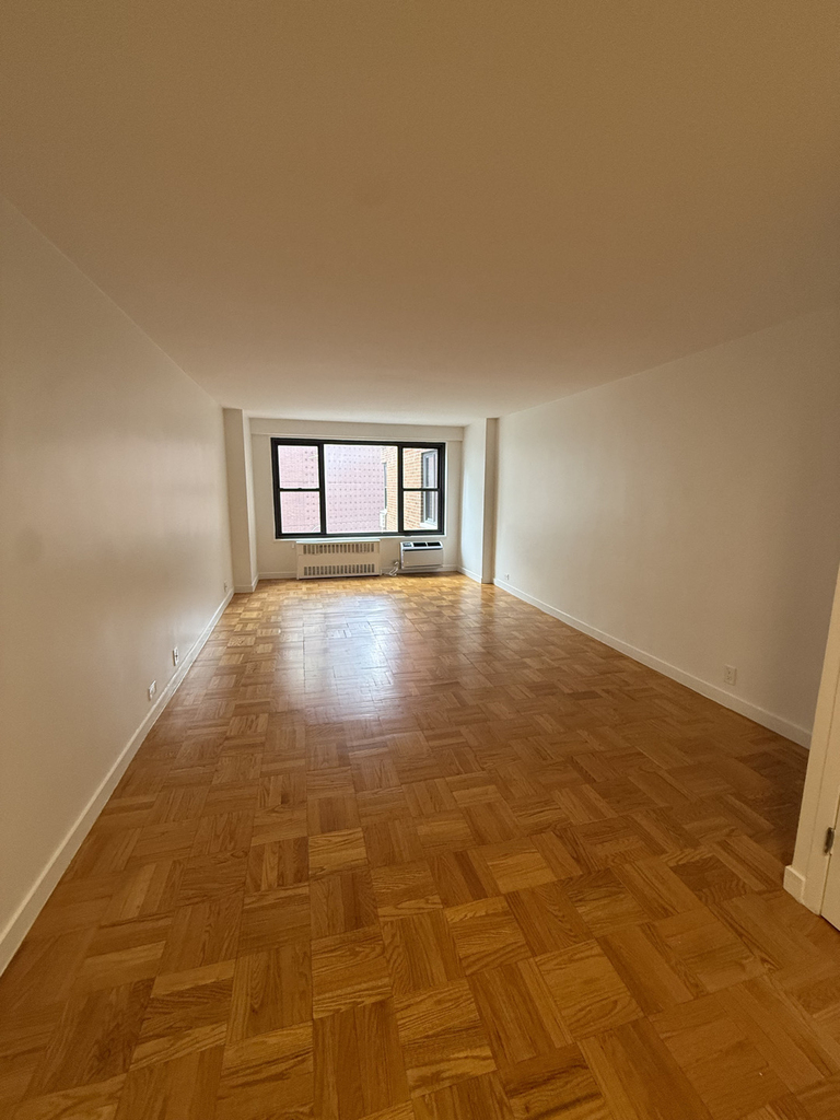 Fourth Avenue - Photo 2