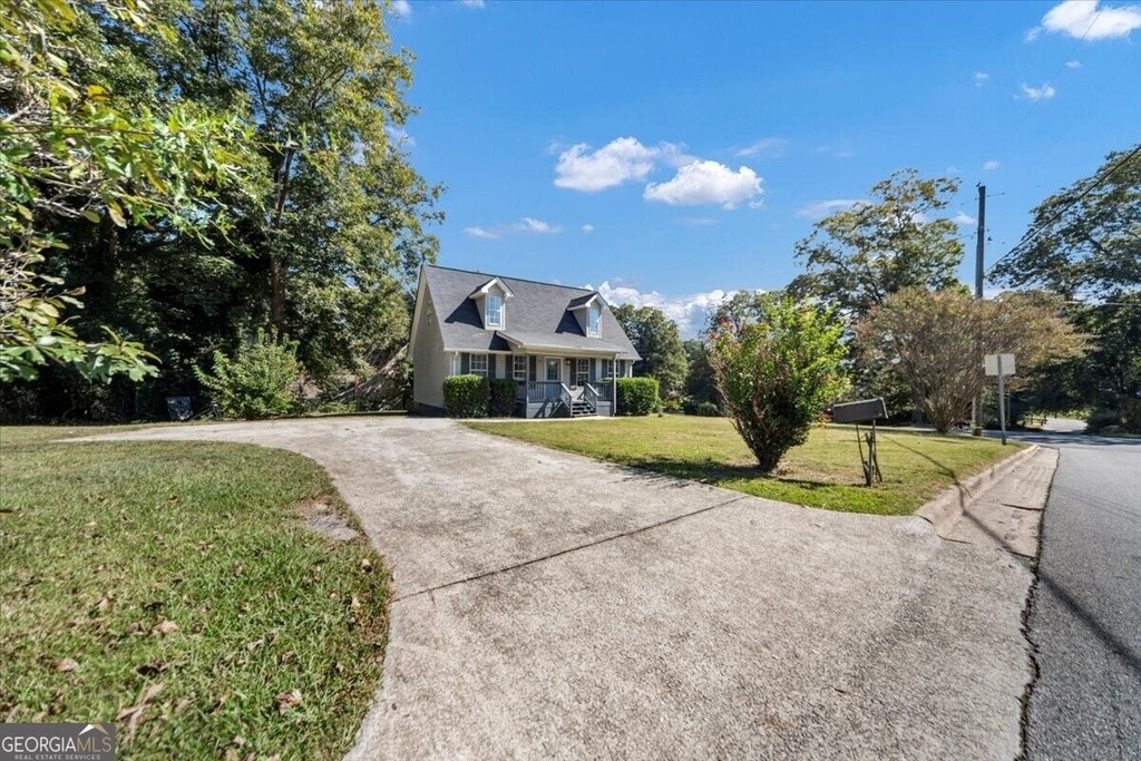 737 Carlton Street Se - Photo 3