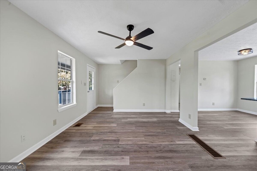 737 Carlton Street Se - Photo 6
