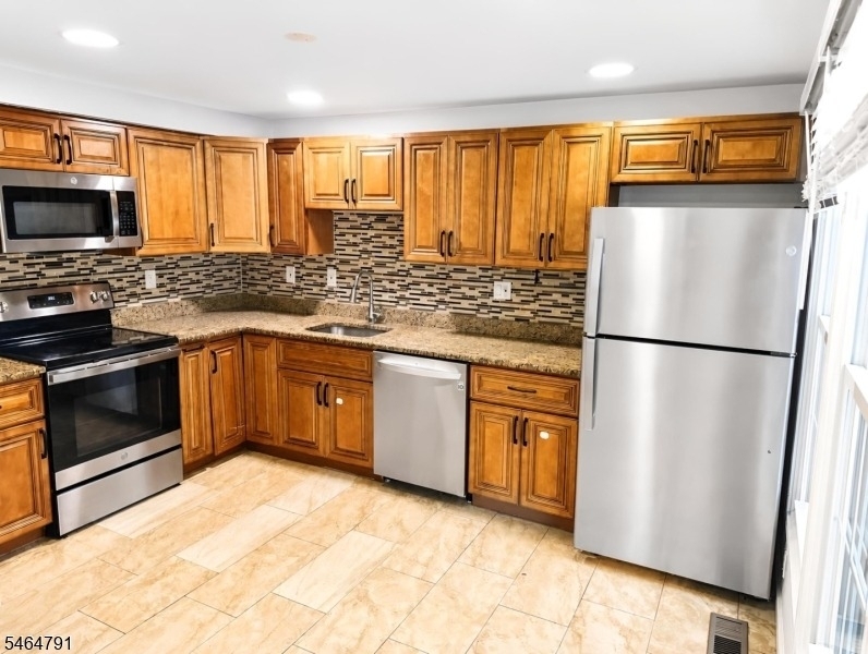 852 Valley St - Photo 3