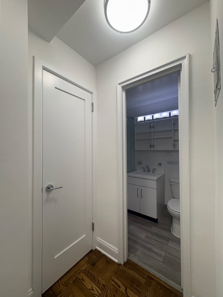 East 55 Street - Photo 4