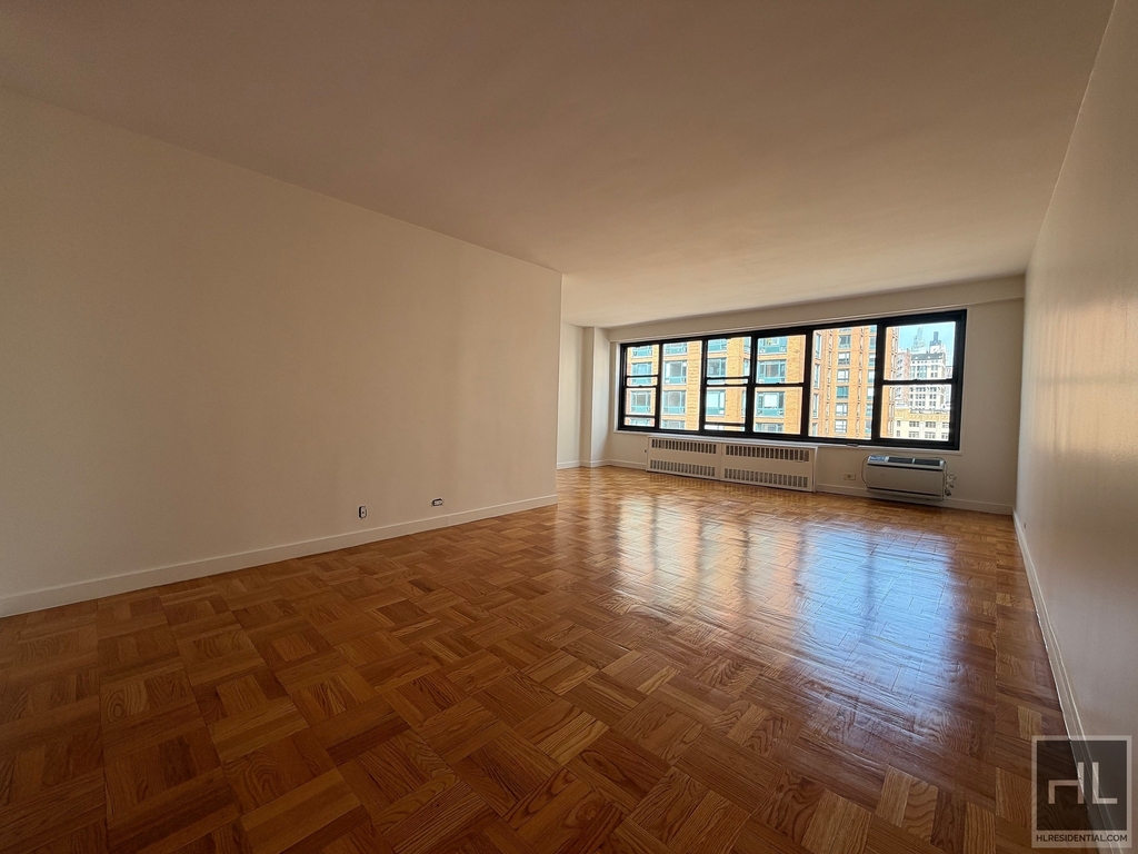 Fourth Avenue - Photo 0