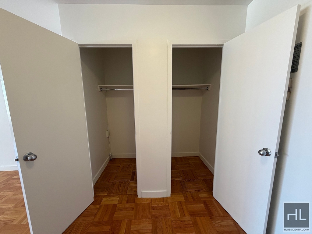 Fourth Avenue - Photo 1