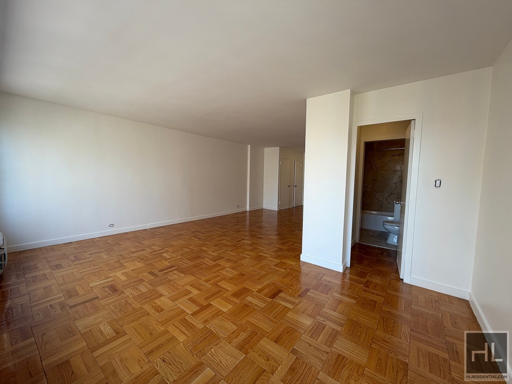 Fourth Avenue - Photo 3