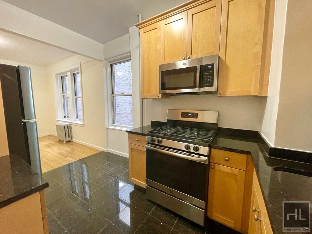 West 13 Street - Photo 3
