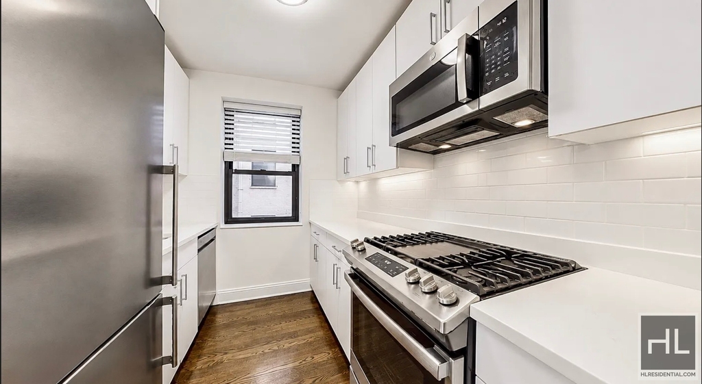 E 16 St - Photo 1