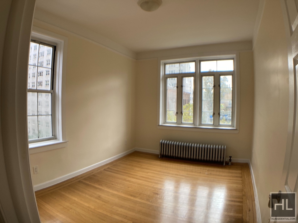 West 13 Street - Photo 4