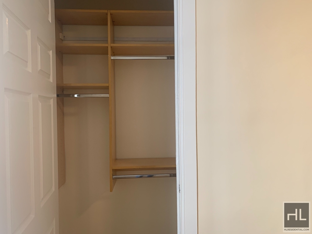 West 13 Street - Photo 3