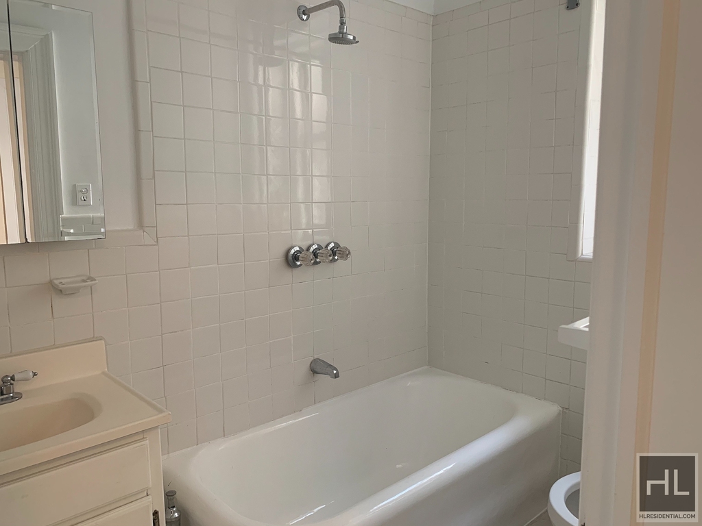West 13 Street - Photo 2