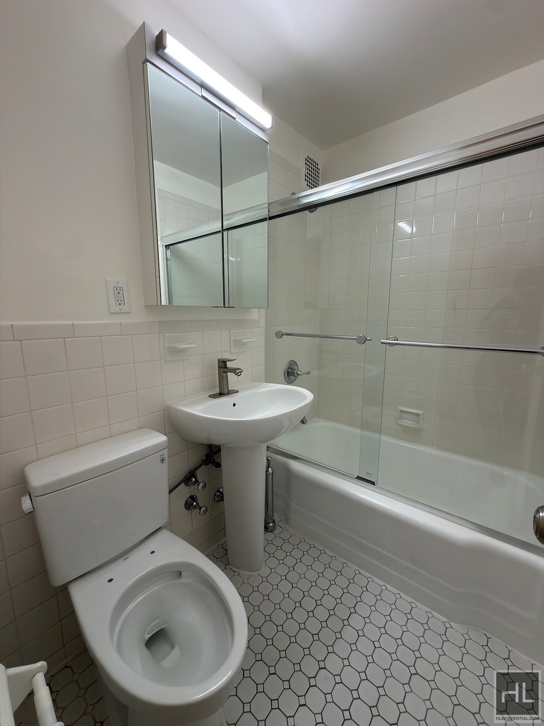 West 16 Street - Photo 5