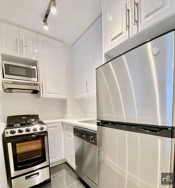 West 16 Street - Photo 1