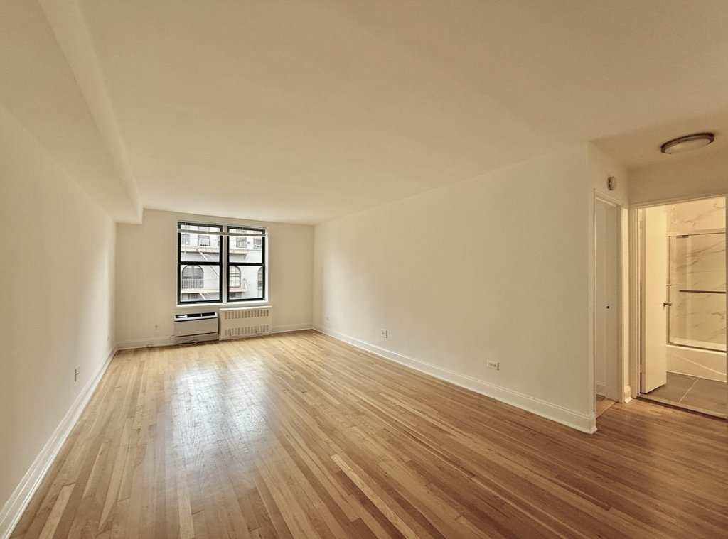 West 16th Street - Photo 0