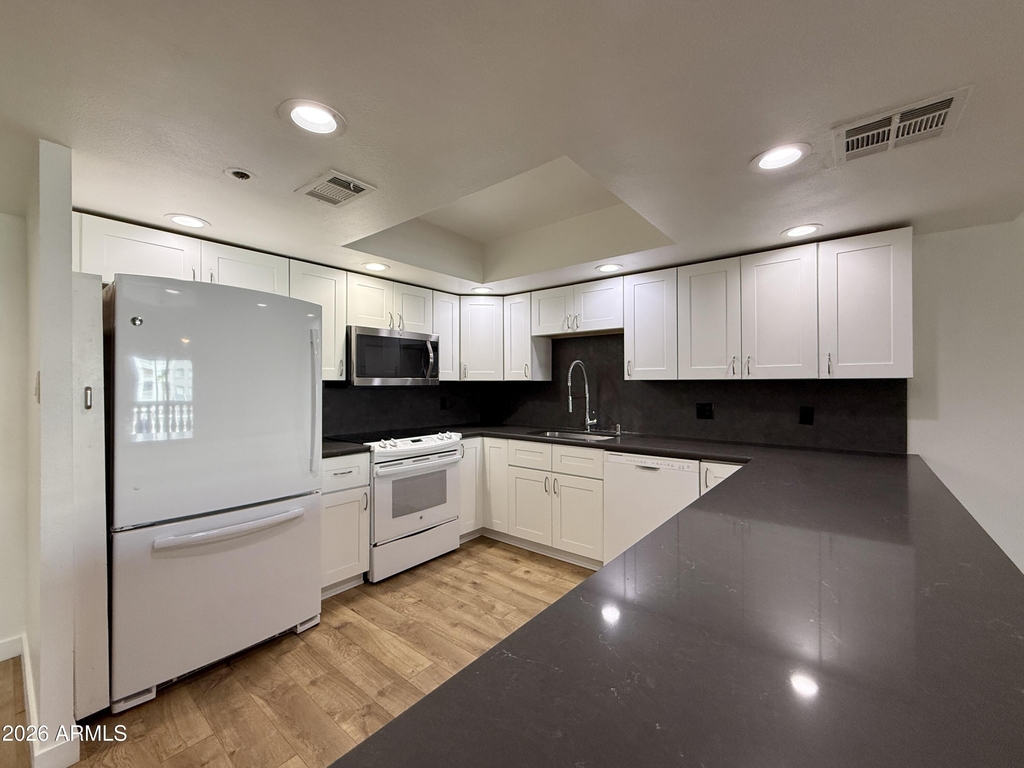 7850 E Camelback Road - Photo 2