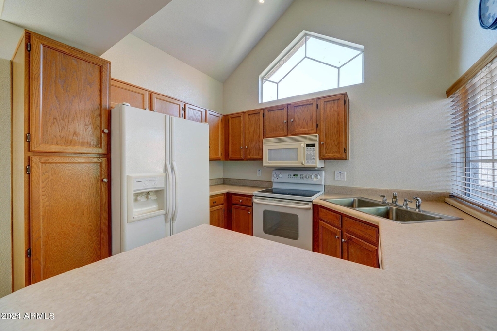 1633 E Lakeside Drive - Photo 9