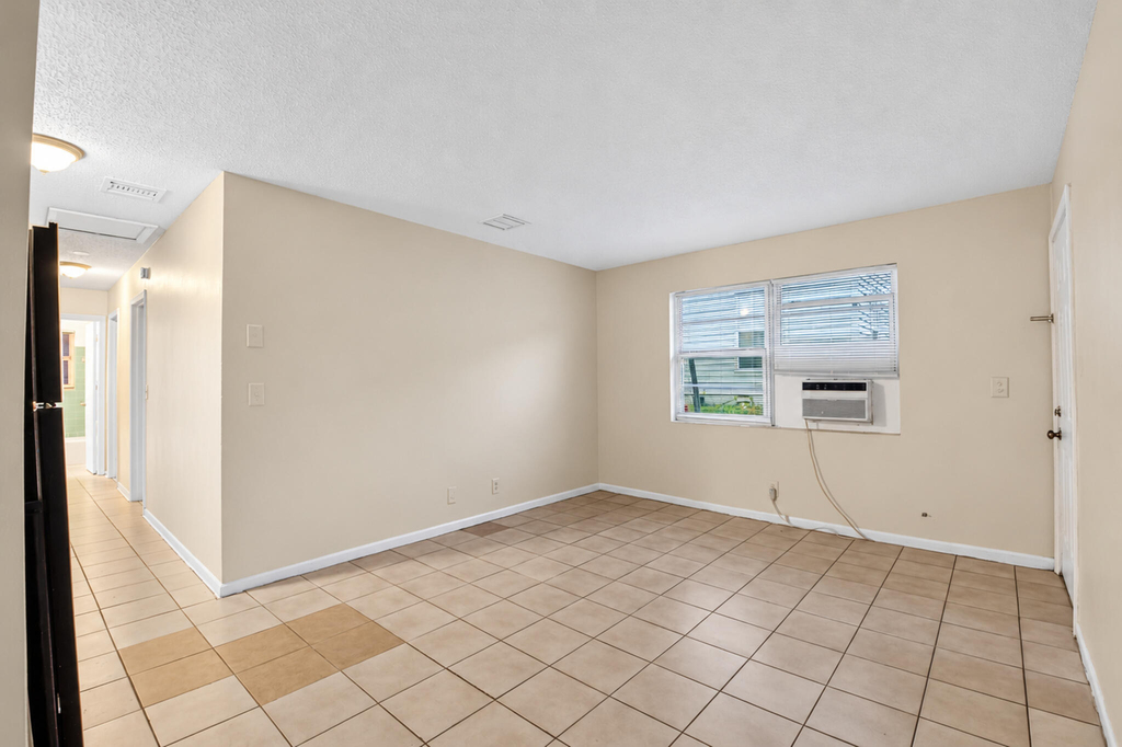 633 10th Street - Photo 1