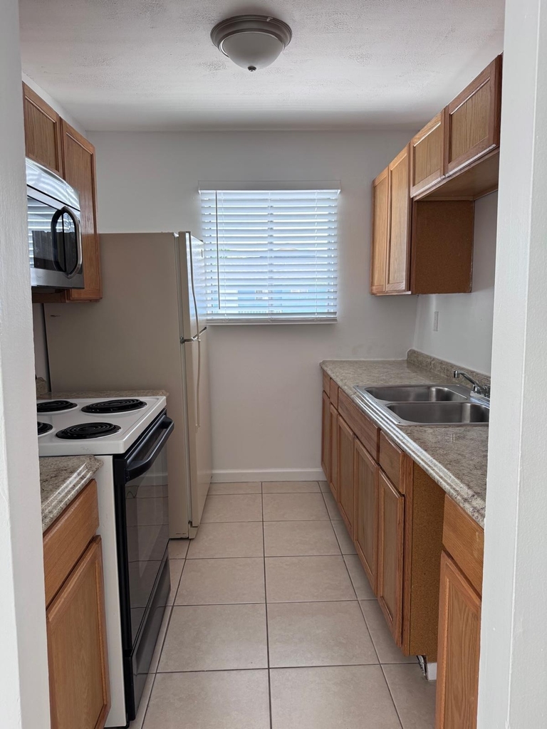 725 W Tiffany Drive - Photo 2