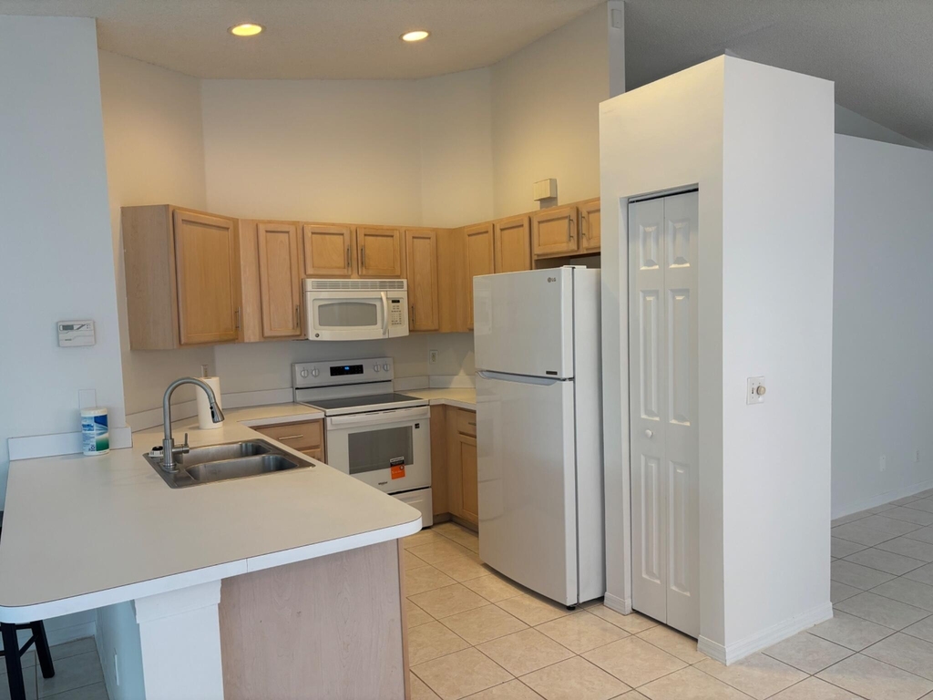 4262 Nw 1st Place - Photo 4
