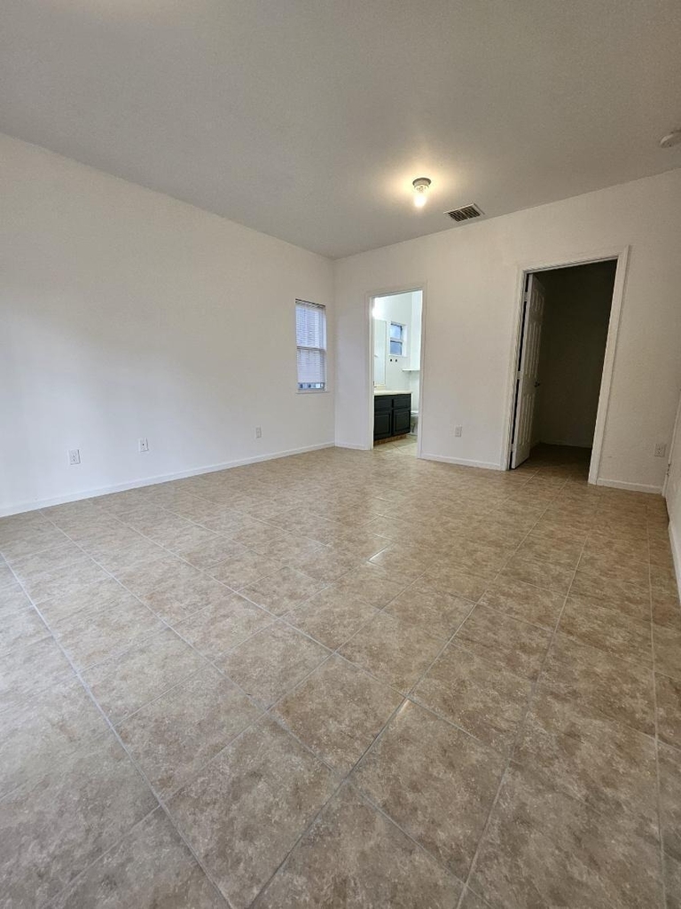 2957 Saginaw Avenue - Photo 8