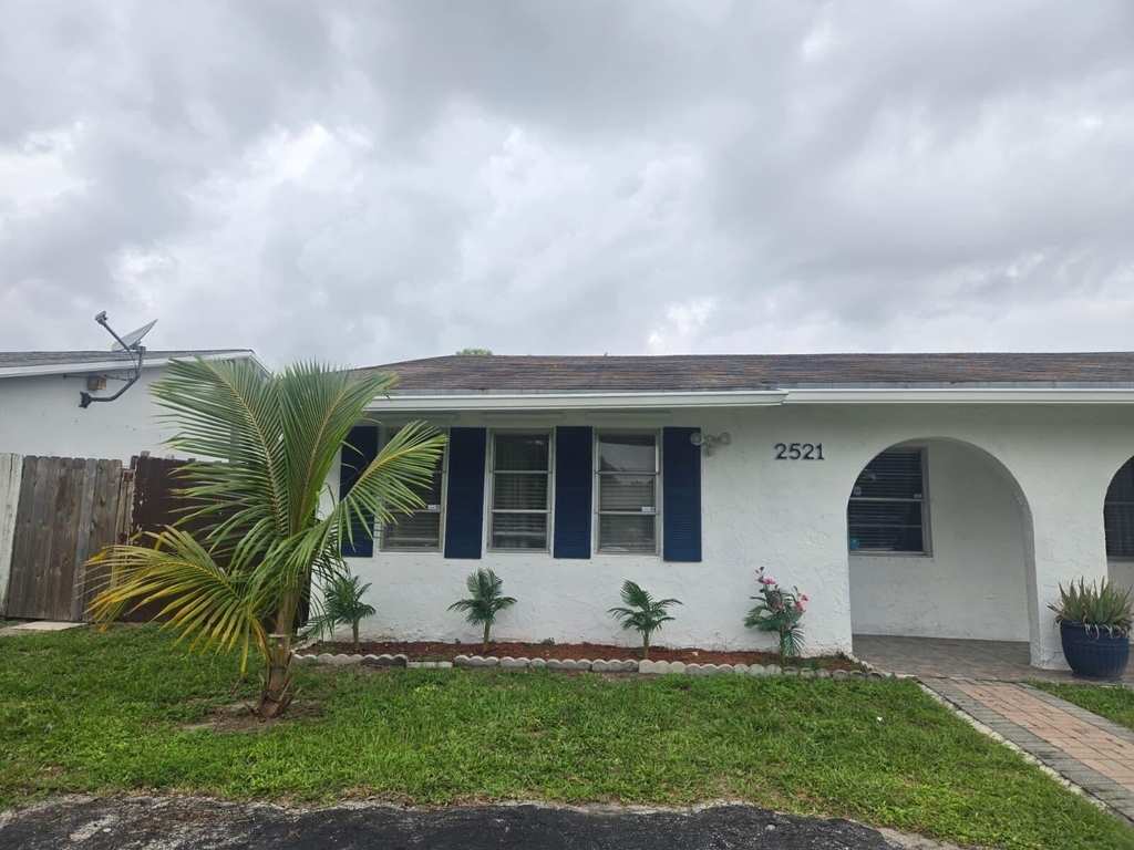2521 Sw 58th Manor - Photo 0