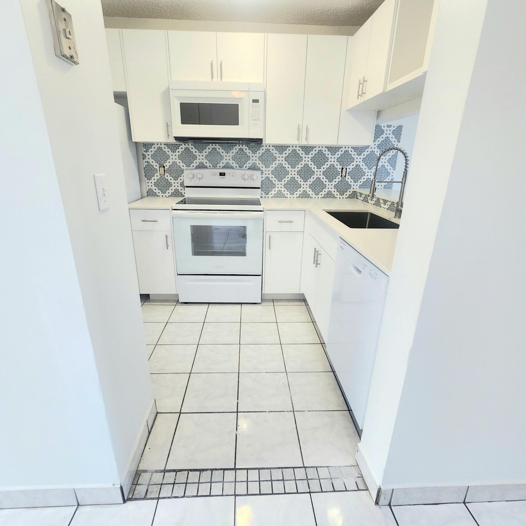 11684 Nw 39th Street - Photo 3