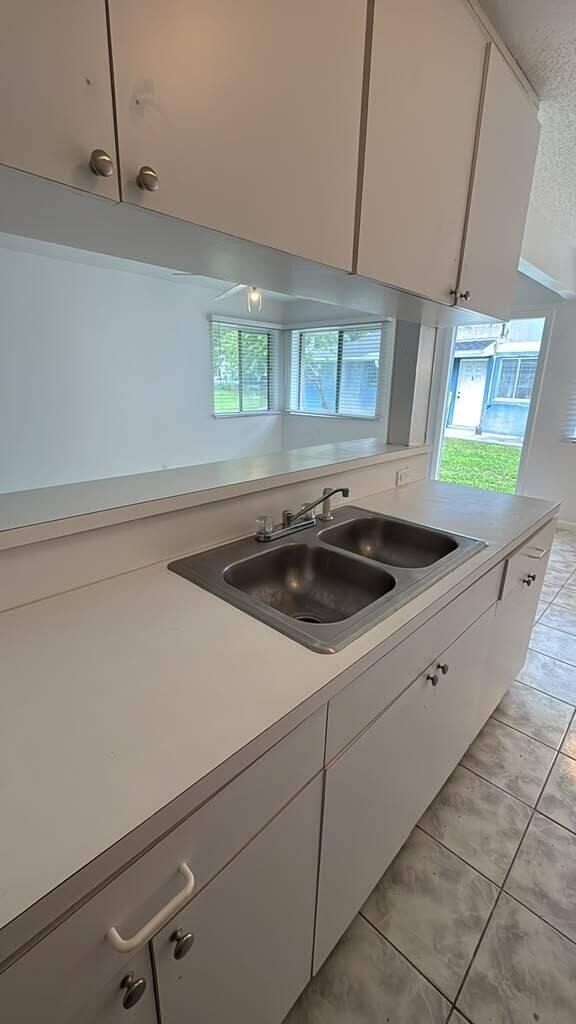 208 E Tiffany Drive - Photo 3