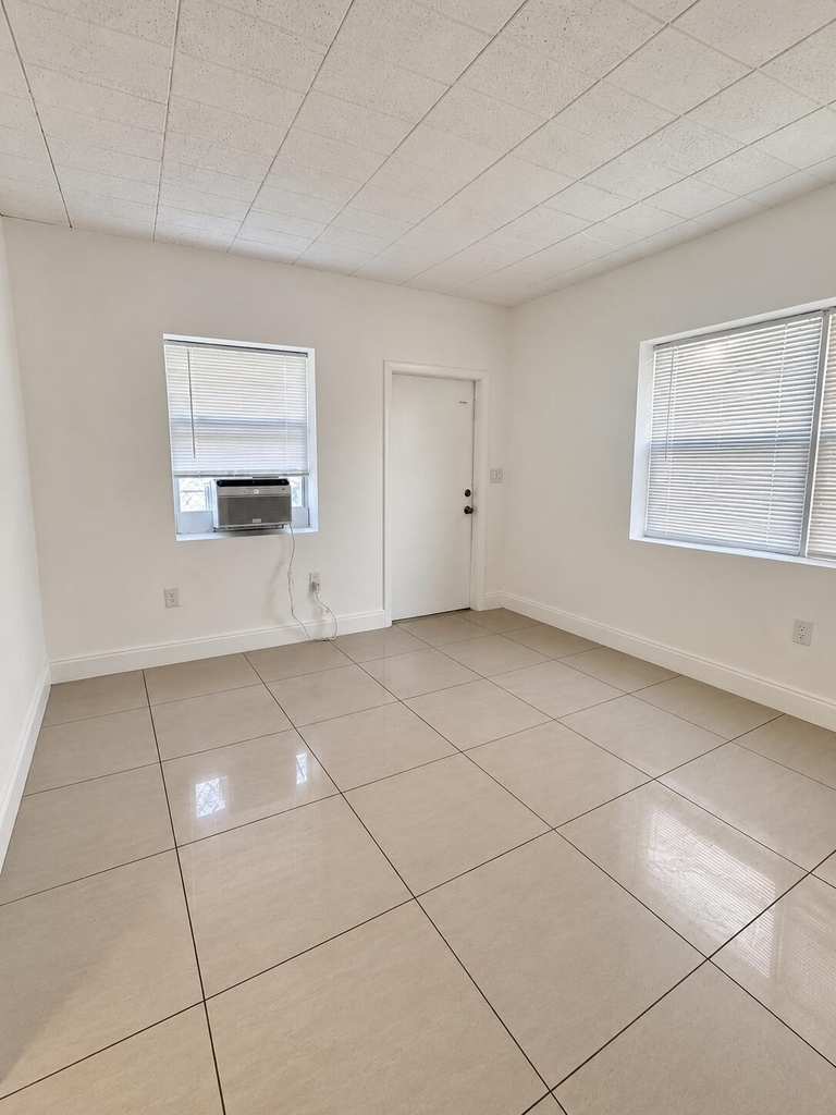 1711 Nw 7th Street - Photo 3
