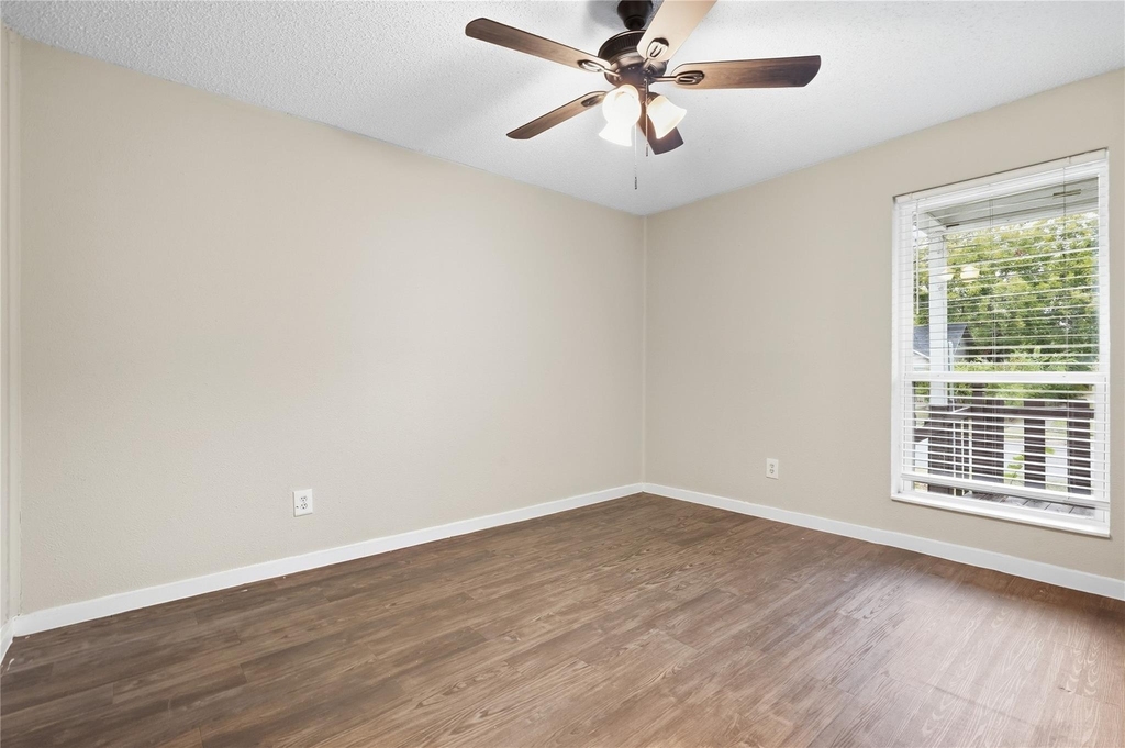 1102 E Lamar Street - Photo 8