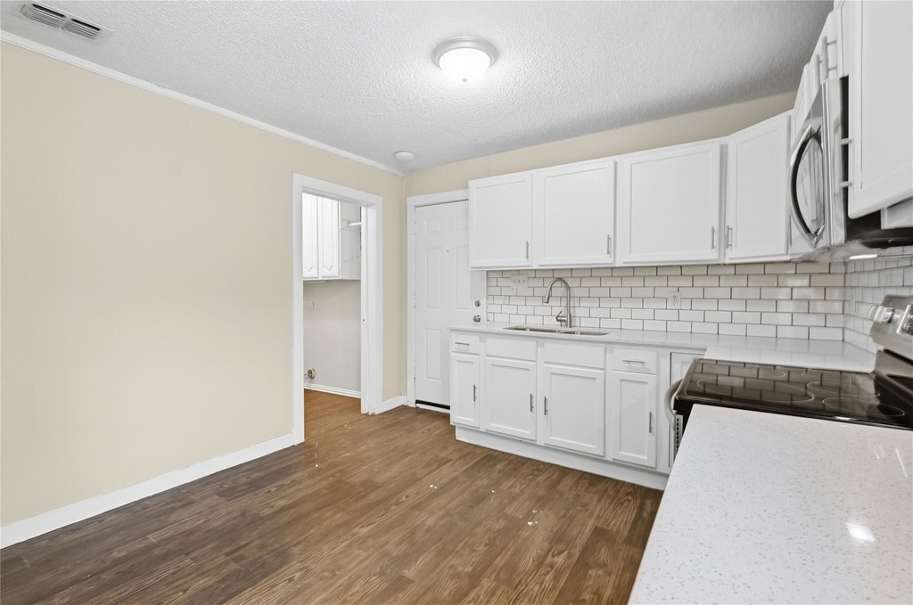 1102 E Lamar Street - Photo 3