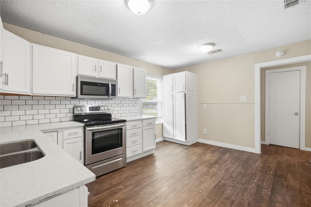 1102 E Lamar Street - Photo 2