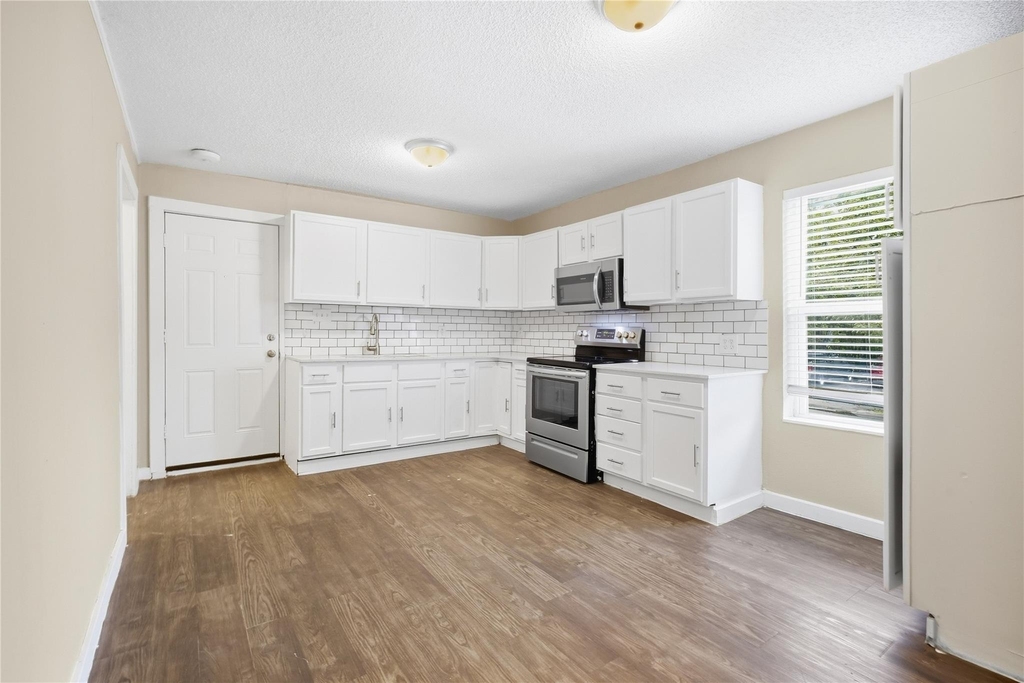 1102 E Lamar Street - Photo 1
