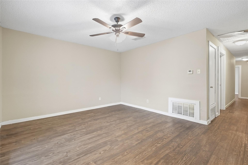 1102 E Lamar Street - Photo 4